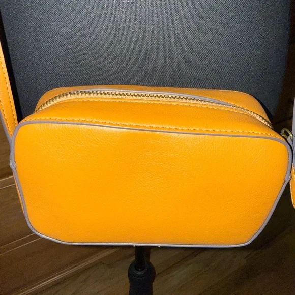 GAP Tan Crossbody Bag - Picture 2 of 3